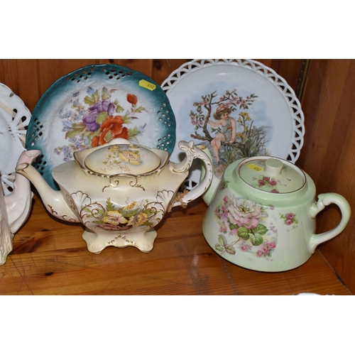 452 - A COLLECTION OF LATE 19TH AND EARLY 20TH CENTURY CERAMIC TEA AND TABLEWARE, comprising a Victoria Ca... 