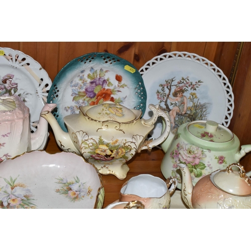 452 - A COLLECTION OF LATE 19TH AND EARLY 20TH CENTURY CERAMIC TEA AND TABLEWARE, comprising a Victoria Ca... 