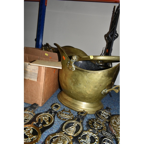 464 - TWO BOXES AND LOOSE METALWARE, including a wrought iron four piece fireside companion set on stand, ... 