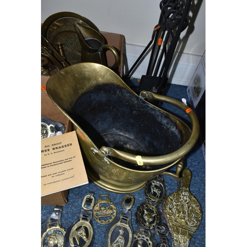 464 - TWO BOXES AND LOOSE METALWARE, including a wrought iron four piece fireside companion set on stand, ... 