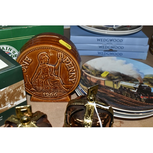 499 - THREE BOXED LILLIPUT LANE SCULPTURES AND A GROUP OF CABINET PLATES, comprising 'The Old Windmill' L2... 