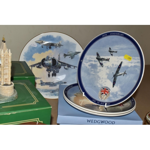 499 - THREE BOXED LILLIPUT LANE SCULPTURES AND A GROUP OF CABINET PLATES, comprising 'The Old Windmill' L2... 