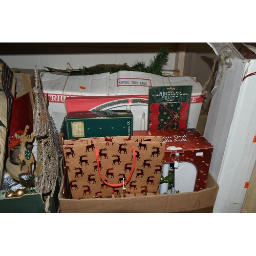 508 - FIVE BOXES AND LOOSE CHRISTMAS DECORATIONS AND ORNAMENTS, to include fibre optic house ornaments, th... 