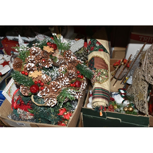 508 - FIVE BOXES AND LOOSE CHRISTMAS DECORATIONS AND ORNAMENTS, to include fibre optic house ornaments, th... 