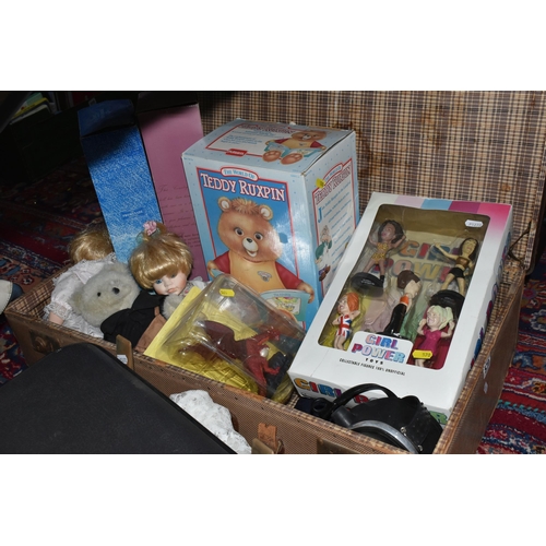 570 - A VINTAGE TRAVELLING TRUNK, SPICE GIRL COLLECTABLE TOYS AND SUNDRIES, to include a boxed set of 'Gir... 