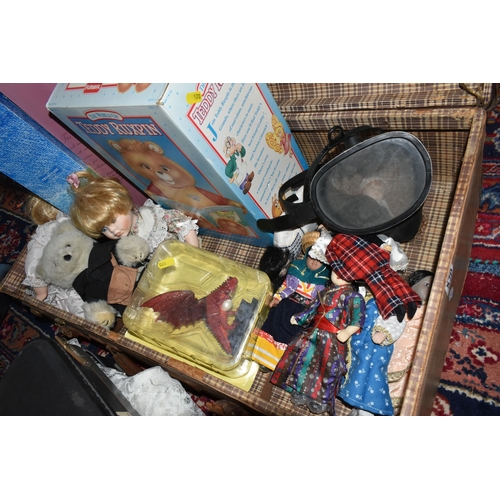 570 - A VINTAGE TRAVELLING TRUNK, SPICE GIRL COLLECTABLE TOYS AND SUNDRIES, to include a boxed set of 'Gir... 