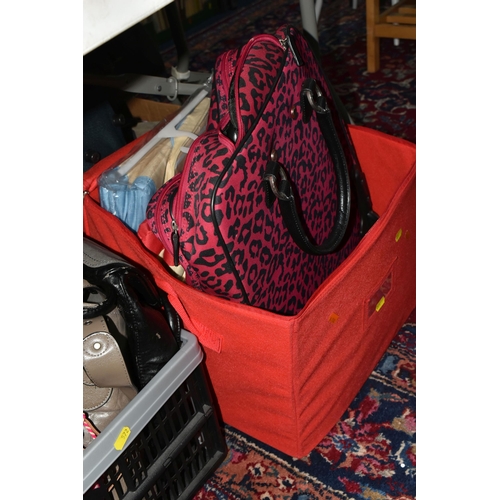 572 - SIX BOXES OF ASSORTED BAGS, to include flight bags, travel bags, shopping bags, handbags, unused  'E... 