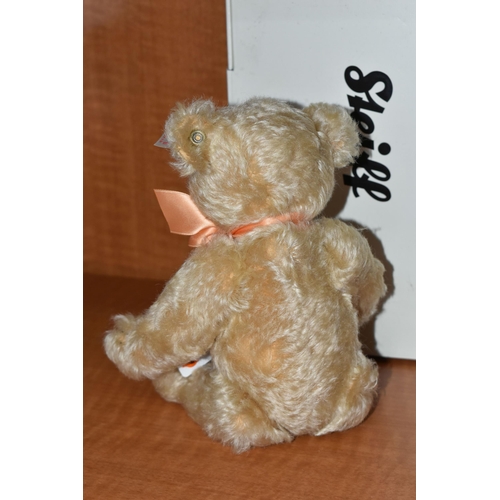 620 - A BOXED STEIFF ROYAL WEDDING OF WILLIAM AND CATHERINE TEDDY BEAR, no.662713, ltd edit no.2106, golde... 