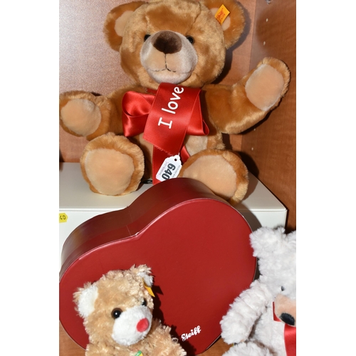 640 - A GROUP OF FOUR STEIFF BEARS AND THREE BOXES, comprising Valentine Bear 662652, Teddy sweetheart 109... 