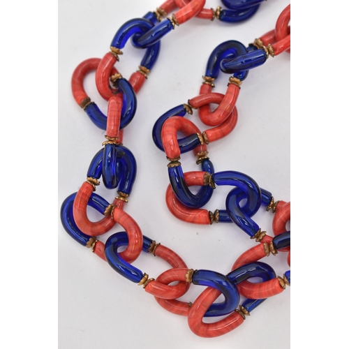 51 - A MID CENTURY ITALIAN GLASS NECKLACE, circa 1960, a red and blue glass necklace in the style of Arch... 