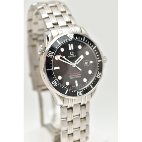 58 - A GENTS BOXED 'OMEGA SEAMASTER' WRISTWATCH, quartz movement, round black dial signed 'Omega Seamaste... 