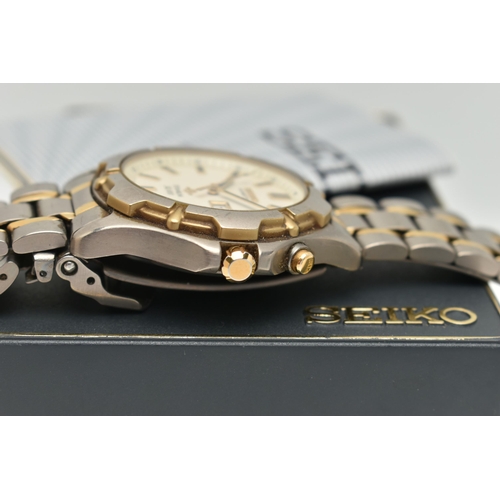 60 - A GENTS BOXED 'SEIKO KINETIC' WRISTWATCH, round cream dial signed 'Seiko Kinetic, Titanium SQ 100', ... 