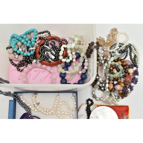 103 - A BOX OF SEMI-PRECIOUS GEMSTONE JEWELLERY, to include a rose quartz stretch link bracelet, a boxed h... 