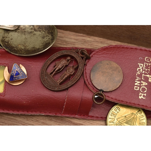 108 - A SMALL WOODEN BOX WITH ITEMS, to include a single silver teaspoon, hallmarked Birmingham, a boxed s... 