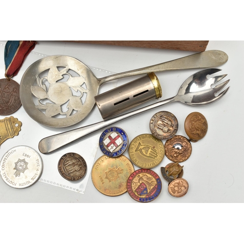 108 - A SMALL WOODEN BOX WITH ITEMS, to include a single silver teaspoon, hallmarked Birmingham, a boxed s... 