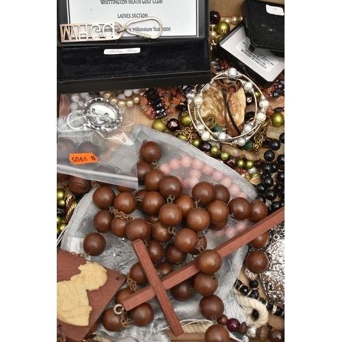 116 - A BOX OF ASSORTED ITEMS, to include a ladies 'Seiko Automatic Hi-Beat' wristwatch requires attention... 