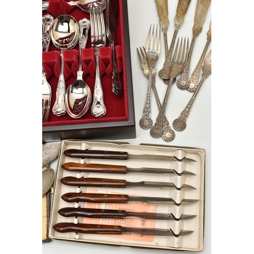 125 - A CANTEEN AND ASSORTED CUTLERY, to include a wooden canteen of EPNS Kings pattern cutlery, six perso... 