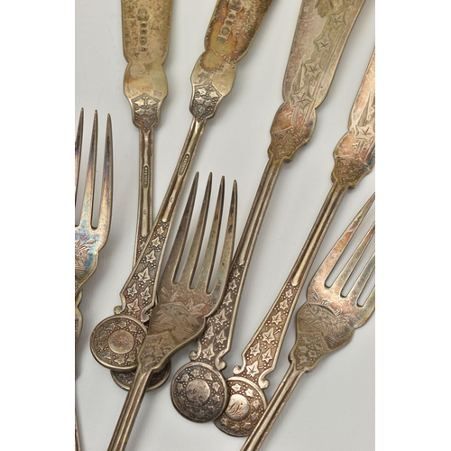 125 - A CANTEEN AND ASSORTED CUTLERY, to include a wooden canteen of EPNS Kings pattern cutlery, six perso... 