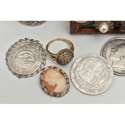 77 - A SELECTION OF JEWELLERY, COINS AND NOVELTIES, to include a 9ct gold ring mount (gemstones deficient... 
