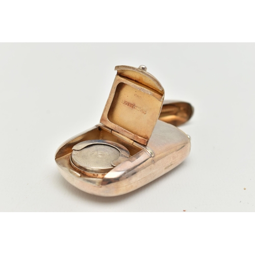 87 - A SILVER COMBINED VESTA AND SOVEREIGN CASE, of plain design, with hinged vesta lid to the top and a ... 