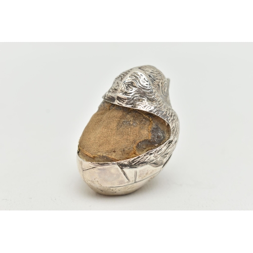 89 - A 'SAMPSON MORDAN & CO' EARLY 20TH CENTURY SILVER CHICK PIN CUSHION, realistically textured hatching... 