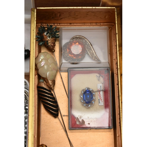 119 - A SELECTION OF COSTUME JEWELLERY AND WATCHES, to include nine wristwatches, including Sekonda, Timex... 