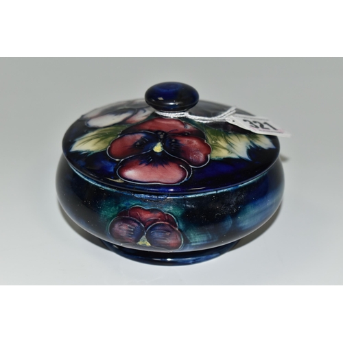 321 - A MOORCROFT POTTERY PANSY DESIGN TRINKET POT, with cover, tube lined with purple and pink flowers on... 