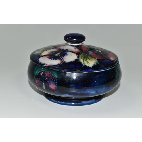 321 - A MOORCROFT POTTERY PANSY DESIGN TRINKET POT, with cover, tube lined with purple and pink flowers on... 