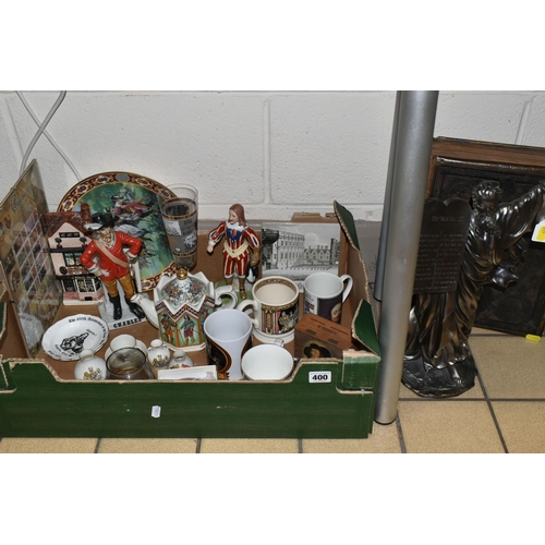 400 - A BOX OF 20TH CENTURY CHARLES I COMMEMORATIVE CERAMICS AND GLASS, TOGETHER WITH A VICTORIAN BRASS BO... 