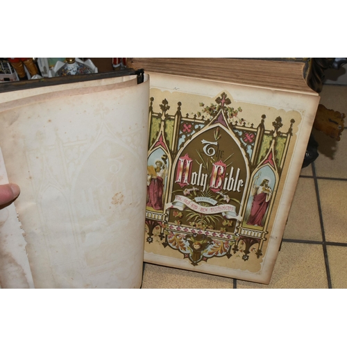 400 - A BOX OF 20TH CENTURY CHARLES I COMMEMORATIVE CERAMICS AND GLASS, TOGETHER WITH A VICTORIAN BRASS BO... 