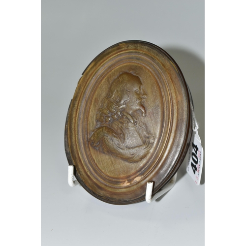 404 - A 19TH CENTURY OVAL HORN SNUFF BOX, THE PULL OFF COVER WITH SIDE PROFILE PORTRAIT OF KING CHARLES I,... 