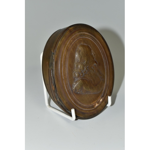 404 - A 19TH CENTURY OVAL HORN SNUFF BOX, THE PULL OFF COVER WITH SIDE PROFILE PORTRAIT OF KING CHARLES I,... 
