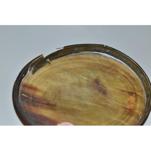404 - A 19TH CENTURY OVAL HORN SNUFF BOX, THE PULL OFF COVER WITH SIDE PROFILE PORTRAIT OF KING CHARLES I,... 