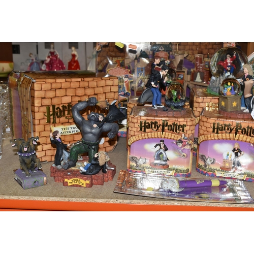 423 - A GROUP OF HARRY POTTER RELATED ITEMS, to include four boxed Enesco 'water balls': Harry Potter, Her... 