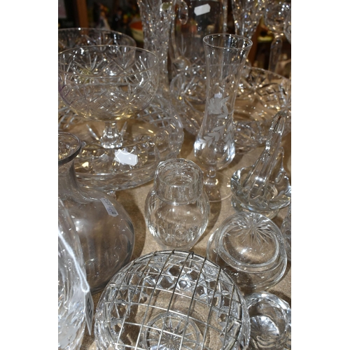424 - A GROUP OF CUT CRYSTAL AND OTHER GLASS WARE, approximately fifty to sixty pieces to include four set... 