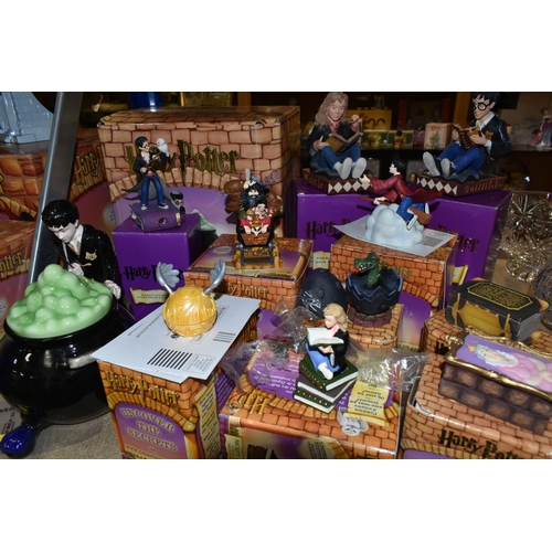 425 - A GROUP OF BOXED ENESCO HARRY POTTER ITEMS, comprising a Harry Potter cookie jar (glasses loose), Ha... 