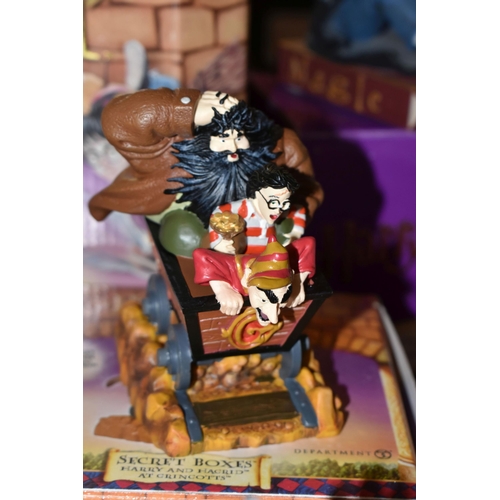 425 - A GROUP OF BOXED ENESCO HARRY POTTER ITEMS, comprising a Harry Potter cookie jar (glasses loose), Ha... 
