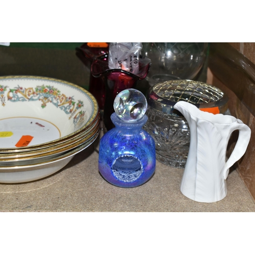 427 - A BOX AND LOOSE METAL WARE, CERAMICS, GLASS AND SUNDRY ITEMS, to include Old Hall stainless steel te... 