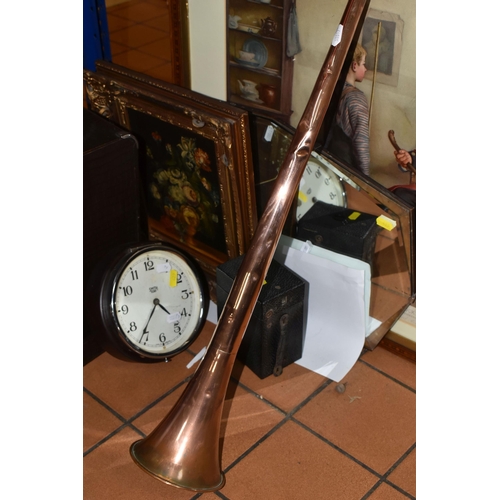 429 - A CASED SINGER SEWING MACHINE, HORN, MIRROR, PICTURES AND SUNDRY ITEMS, to include a cased Singer 99... 