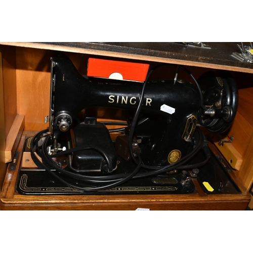 429 - A CASED SINGER SEWING MACHINE, HORN, MIRROR, PICTURES AND SUNDRY ITEMS, to include a cased Singer 99... 