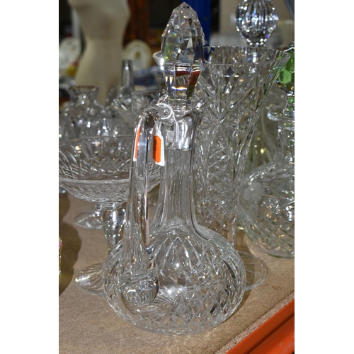 437 - A SELECTION OF CLEAR AND COLOURED GLASS WARES ETC, to include a boxed Edinburgh Crystal square form ... 