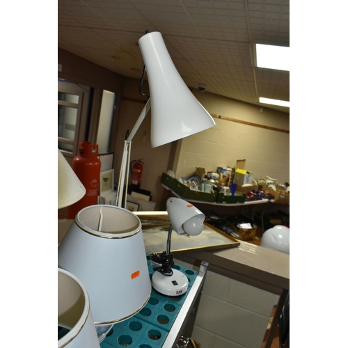 539 - FIVE TABLE LAMPS, comprising a white Anglepoise lamp with circular base, an adjustable desk lamp, a ... 