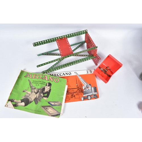 22 - A QUANTITY OF ASSORTED LOOSE MECCANO, mainly red & green and earlier eras, usual perforated strips, ... 