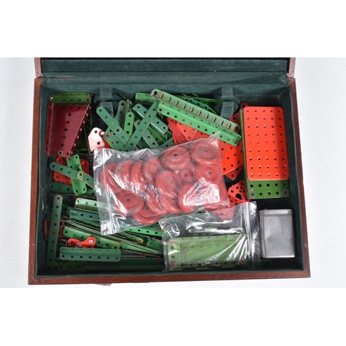 125 - A QUANTITY OF UNBOXED AND ASSORTED MECCANO AND PIONEER  PARTS AND ACCESSORIES, to include Meccano sp... 