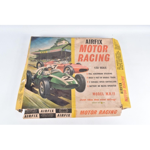 138 - A AIRFIX 1:32 SCALE MOTOR RACING BOX, model MR11, inside the box is a number of barriers, two green ... 