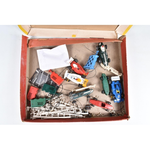 138 - A AIRFIX 1:32 SCALE MOTOR RACING BOX, model MR11, inside the box is a number of barriers, two green ... 