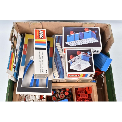 142 - A QUANTITY OF BOXED AND UNBOXED VINTAGE LEGO ITEMS, mainly late 1960's/early 1970's, to include boxe... 