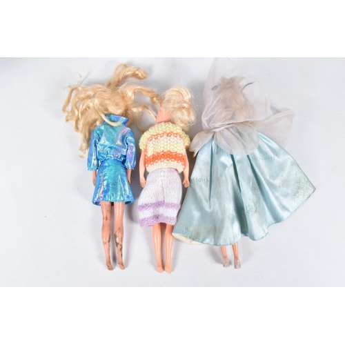 159 - A QUANTITY OF UNBOXED AND ASSORTED DOLLS, to include Sindy (two marked 033055X to back on neck and o... 