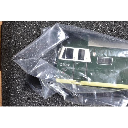 185 - A BOXED OO GAUGE HELJAN MODEL RAILWAY LOCOMOTIVE Class 35 Hymek, no. D7017 in BR Green with White Ca... 