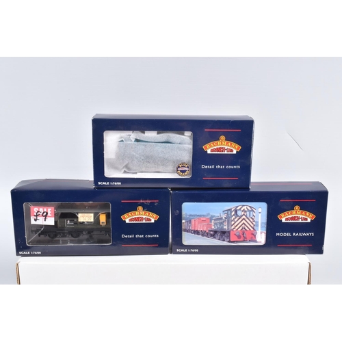 195 - THREE BOXED OO GAUGE BACHMANN BRANCHLINE MODEL RAILWAY, to include a  25 Ton Queen Mary Brake Van, n... 